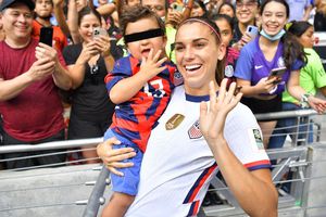 Alex Morgan cumplió su promesa y le regaló un jersey a Luca, pequeño fan en Monterrey