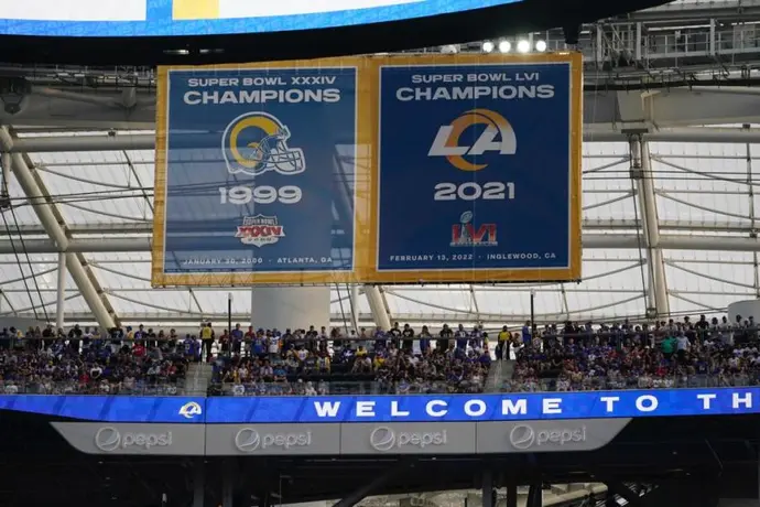 NFL: Los Angeles Rams mostraron banderín de Campeón del Super Bowl LVI ante su gente