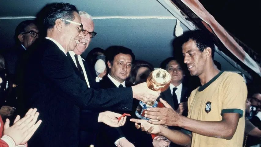 Carlos Alberto, capitán de Brasil, recibe la Jules Rimet de manos de Gustavo Díaz Ordaz, Presidente de México en 1970 | MEXSPORT