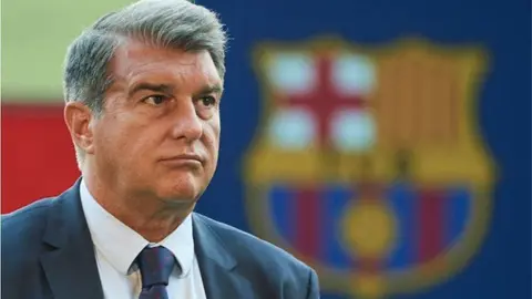 El Clásico: Joan Laporta bajó con el árbitro a pedir explicaciones tras caer ante el Real Madrid