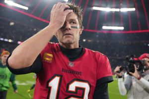 NFL: Tom Brady reconoció vergüenza por su resbalón en Alemania