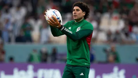 Selección Nacional: Memo Ochoa y Kevin Álvarez se dieron emotivo abrazo previo al partido vs Argentina