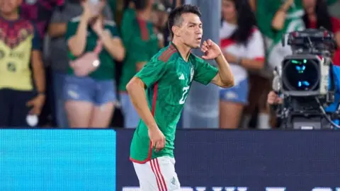 Chucky Lozano: Niño rompió en llanto de felicidad tras conseguir estampa del mexicano