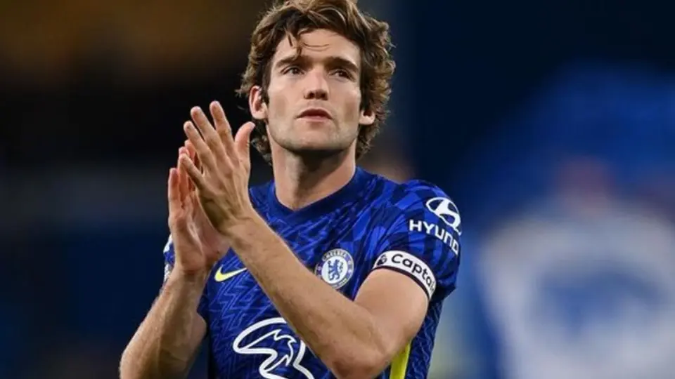 Barcelona cerró el mercado de fichajes con Marcos Alonso; ya entrena con Xavi