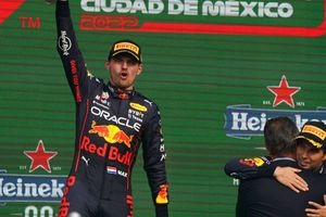 George Russell aseguró que Verstappen no ganaría todo si Checo fuera más competitivo