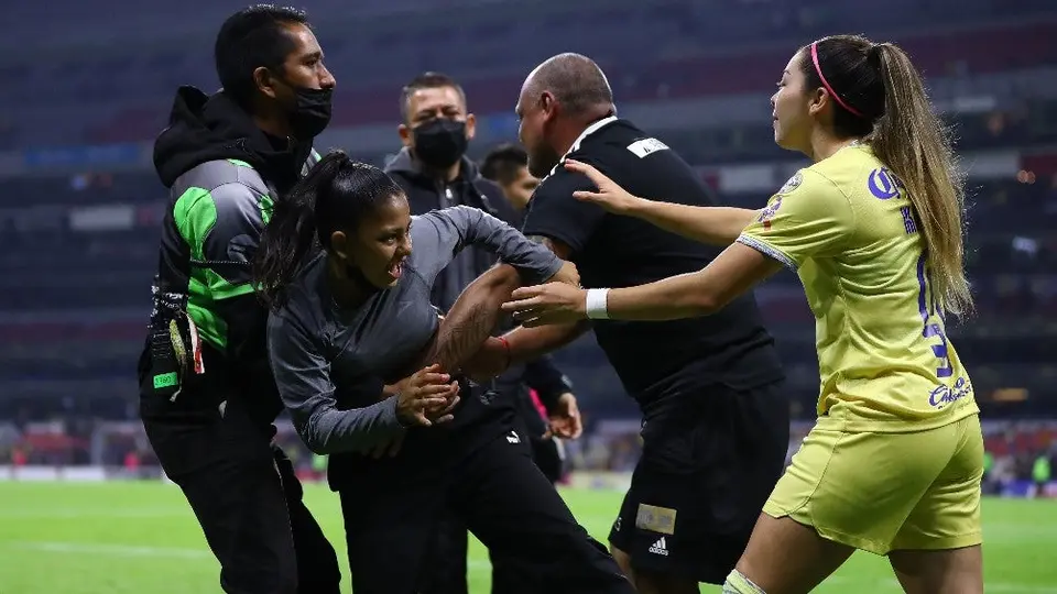 América Femenil: Katty Martínez 'salvo' a una aficionada para corresponder un abrazo