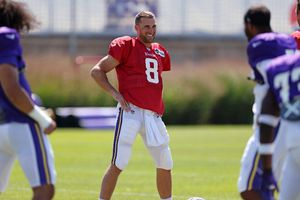 Vikings: Cousins fuera de la pretemporada por COVID-19