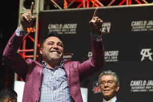 De La Hoya sobre Canelo vs GGG 3:  "La pelea fue jodida. GGG es viejo como la chin…"