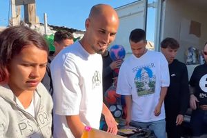 Tigres: Futbolistas Felinos regalaron juguetes a niños de escasos recursos