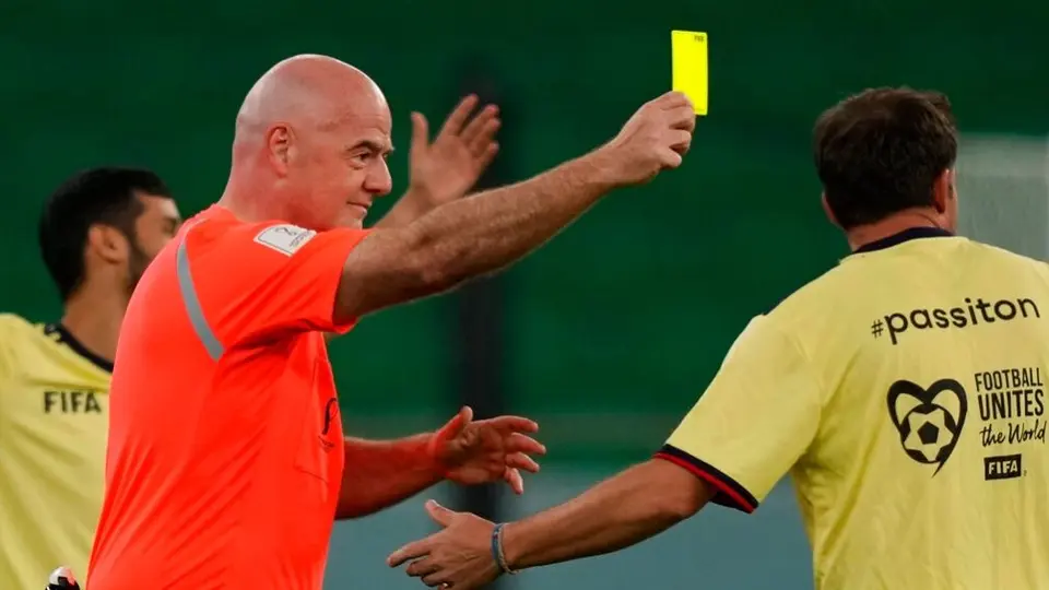 Qatar 2022: Infantino, presidente de la FIFA, ‘debutó’ como árbitro y amonestó a Del Piero