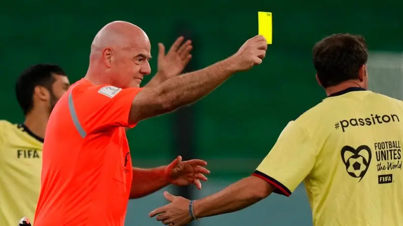 Qatar 2022: Infantino, presidente de la FIFA, ‘debutó’ como árbitro y amonestó a Del Piero