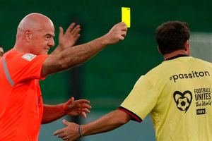 Qatar 2022: Infantino, presidente de la FIFA, ‘debutó’ como árbitro y amonestó a Del Piero