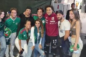 Guillermo Ochoa: Se fotografió con Martha Higareda, Sebastián Zurita, Diego Boneta y Vhadir Derbez