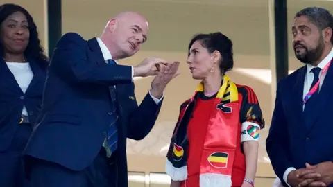 Qatar 2022: Ministras de Bélgica y Alemania retan a FIFA usando brazaletes LGBT en el Mundial