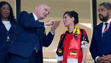 Qatar 2022: Ministras de Bélgica y Alemania retan a FIFA usando brazaletes LGBT en el Mundial