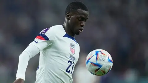 George Weah dio emotivo abrazo a su hijo tras avanzar a los Octavos de Qatar 2022 con Estados Unidos