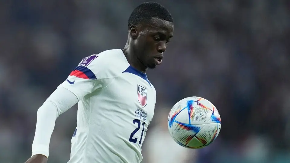 George Weah dio emotivo abrazo a su hijo tras avanzar a los Octavos de Qatar 2022 con Estados Unidos