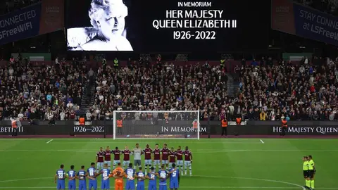 Futbol inglés se reanuda tras muerte de Reina Isabel II