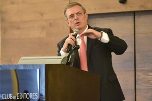 Ebrard se tomó 'selfie' en el funeral de la Reina Isabel II y lo tunden en redes sociales