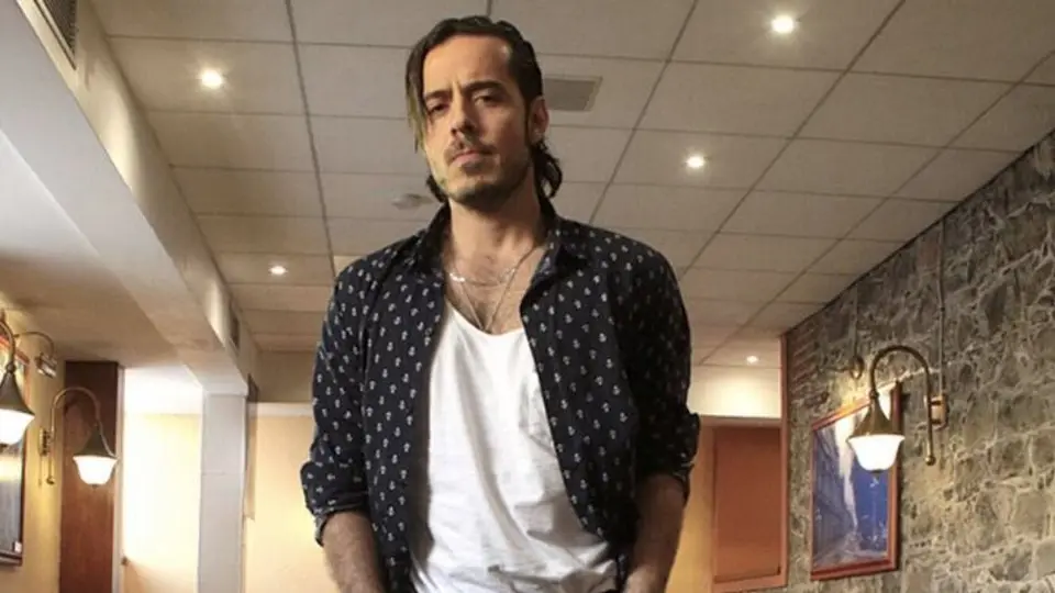 José Madero causó polémica tras patear muñeco de Dr. Simi en el escenario