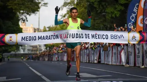 Medio Maratón CDMX: José Luis Santana y Mayra López se quedaron con el primer lugar