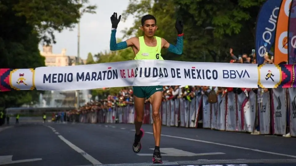 Medio Maratón CDMX: José Luis Santana y Mayra López se quedaron con el primer lugar