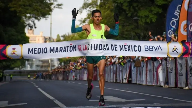 Medio Maratón CDMX: José Luis Santana y Mayra López se quedaron con el primer lugar