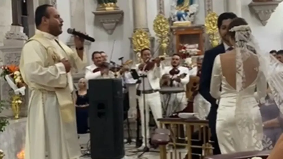 Video: Sacerdote interpretó 'Mi razón de ser' a una pareja en su boda y se hace viral