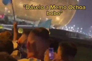 Mexicano quiso regalar sombrero charro a Guido Rodríguez y Dibu Martínez lo insultó