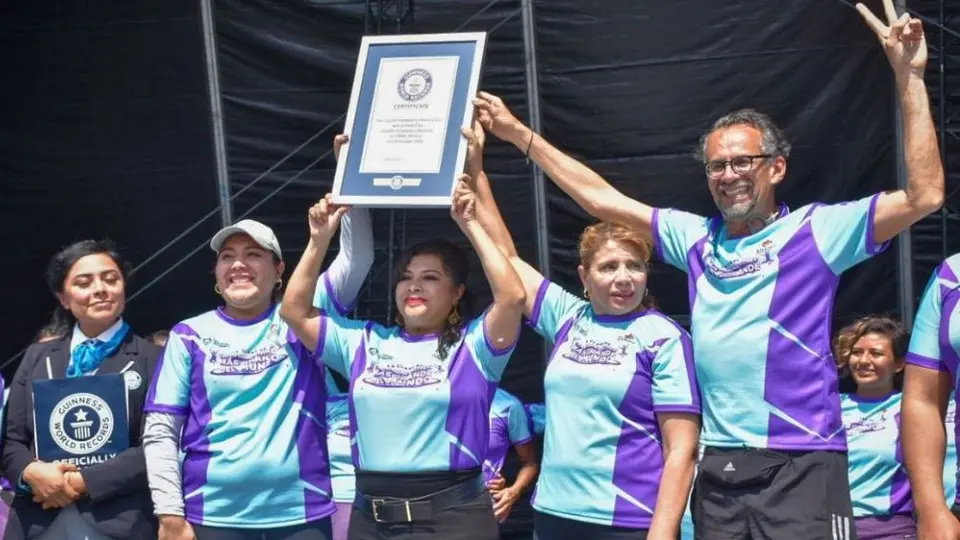 CDMX: Capitalinos rompen Récord Guinness de clase de trampolines más grande del mundo