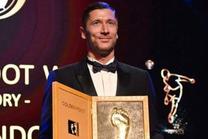 Robert Lewandowski recibió el premio Golden Foot 2022