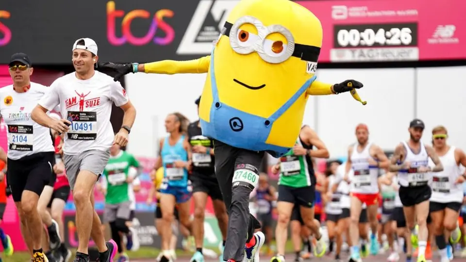 Maratón de Londres se llenó coloridos participantes; desde un árbol hasta los Minions