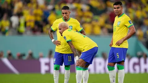 Brasil: Neymar generó polémica por aspirar algo de los dedos de Casemiro