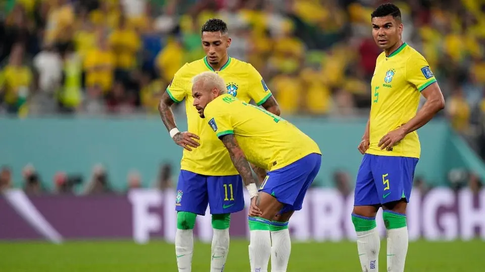 Brasil: Neymar generó polémica por aspirar algo de los dedos de Casemiro