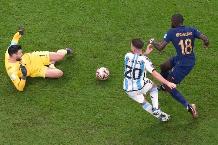 Hugo Lloris ataja disparo de Alexis Mac Allister