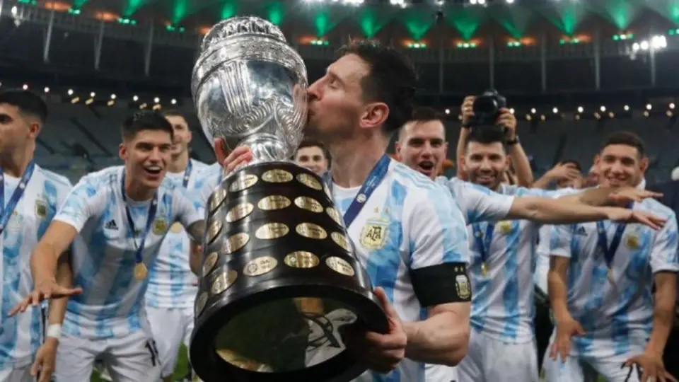 Messi 'calla' a críticos que lo señalan de 'pecho frío' en emotivo discurso en Final de Copa América