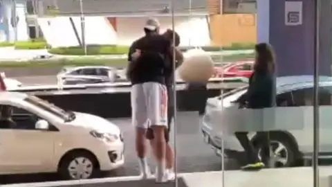 Chaco Giménez: Se despidió de manera emotiva de Santiago previo a su vuelo a Europa