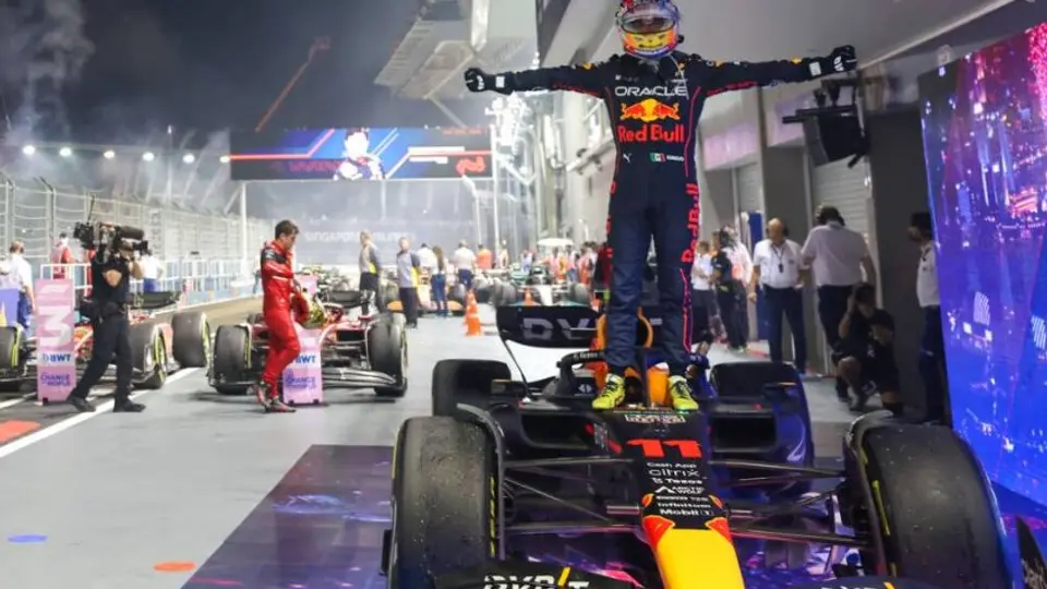 Narración española se deshace en elogios hacia Checo en GP Singapur: 'Carrerón de campeón'