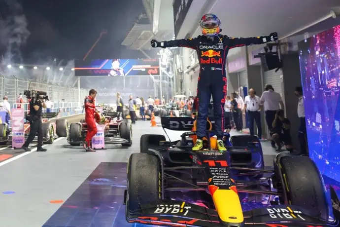 Narración española se deshace en elogios hacia Checo en GP Singapur: 'Carrerón de campeón'