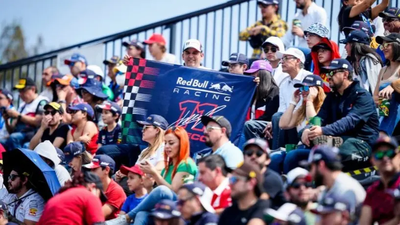 GP de México: Aficionados bailaron el 'Payaso del Rodeo' en el Autódromo Hermanos Rodríguez