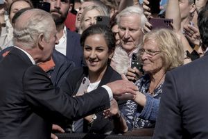 Reino Unido: El Rey Carlos es acusado de racismo por no querer darle la mano a un hombre de color