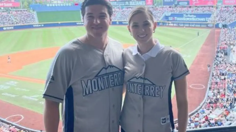 Samuel García y Mariana Rodríguez asistieron al juego de los Sultanes de Monterrey
