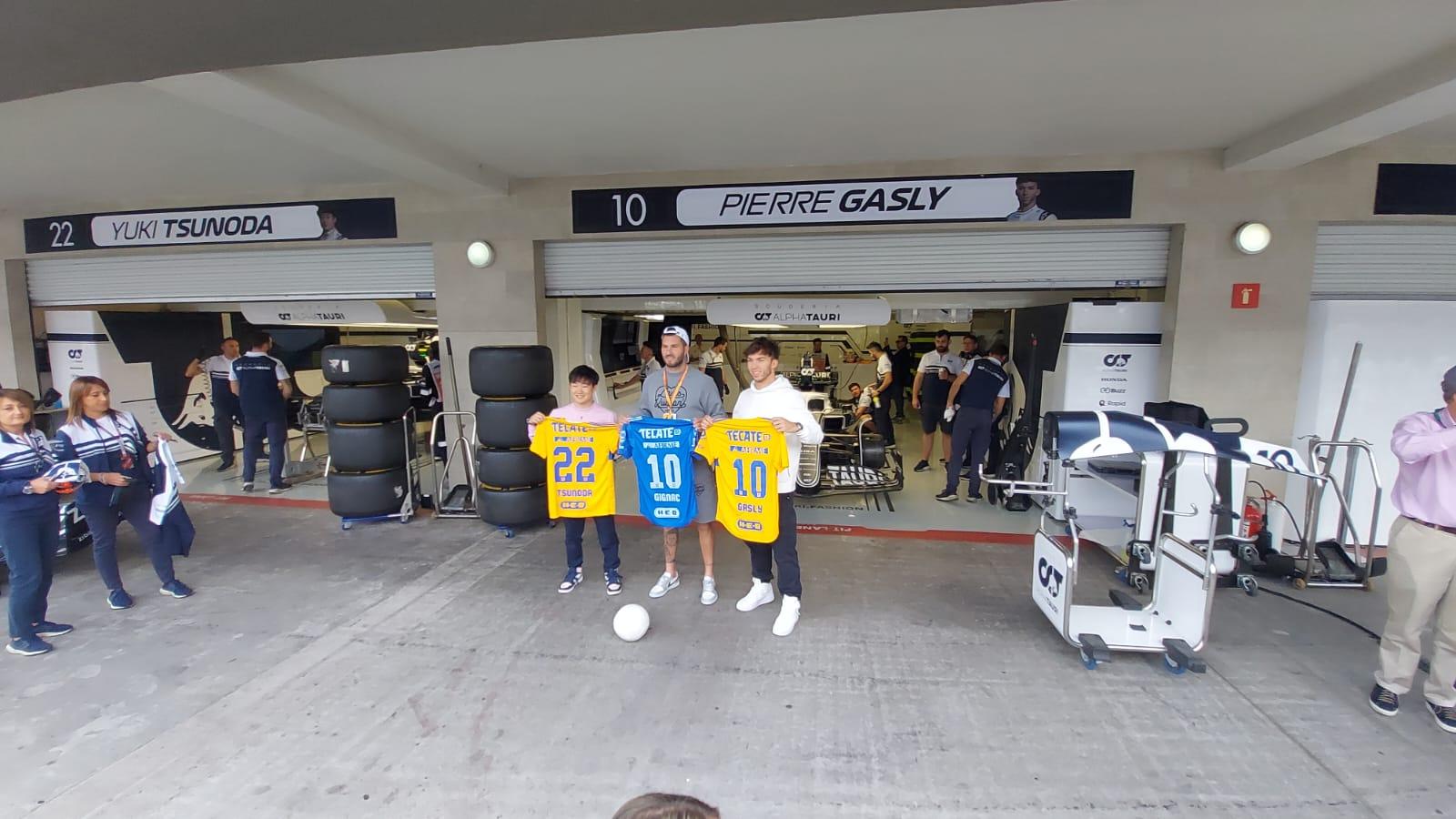 Gignac junto a Tsunoda y Pierre Gasly de AlphaTauri