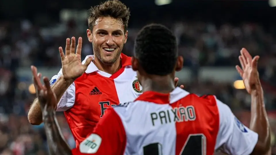 Santiago Giménez apunta a la titularidad del Feyenoord, aseguró el DT Arne Slot