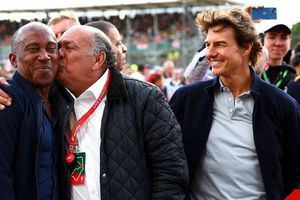Tom Cruise felicitó al papá de Checo Pérez por su podio y el internet explotó con memes