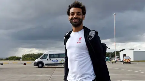 Mohamed Salah ‘interceptó’ a una pareja de recién casados para tomarse una foto