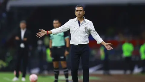Chivas: Ricardo Cadena recibió fuerte multa tras criticar arbitraje del Clásico Nacional