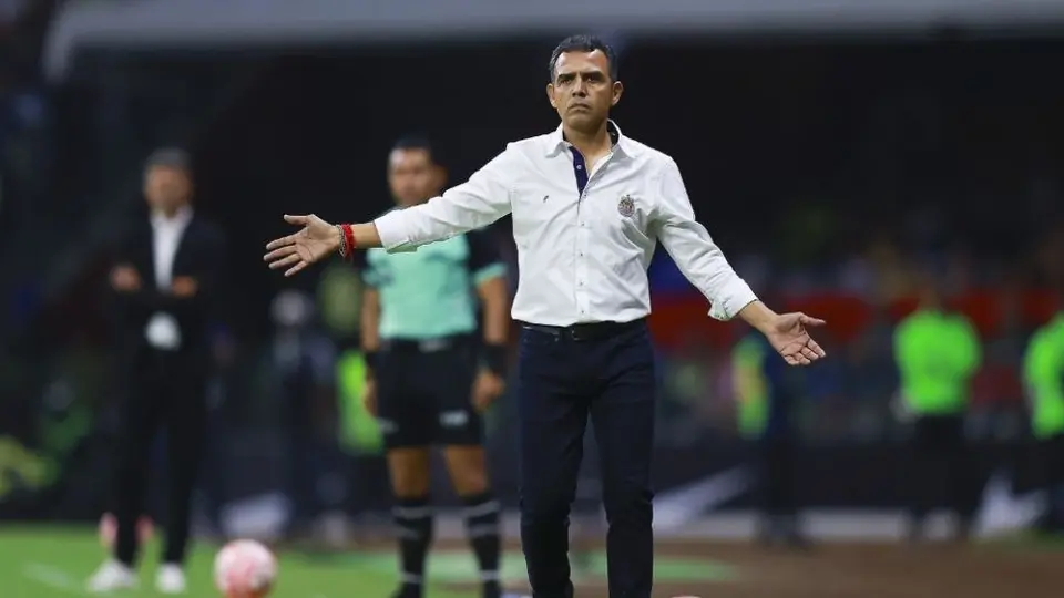 Chivas: Ricardo Cadena recibió fuerte multa tras criticar arbitraje del Clásico Nacional