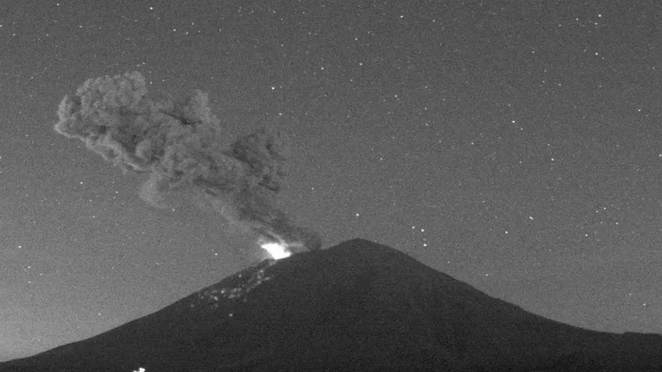 Popocatépetl registró violenta explosión y lanzó fragmentos incandescentes