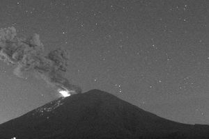 Popocatépetl registró violenta explosión y lanzó fragmentos incandescentes